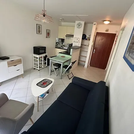 Cosy Cocoon Close To The Sea Apartment